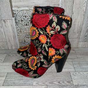 Wild diva Embroidered Floral Ankle Boots  women size 6 1/2